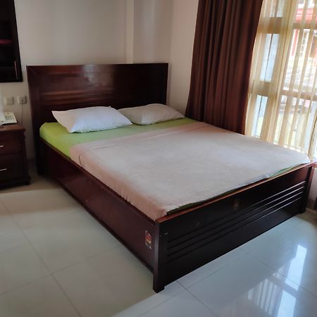 Oyo 3894 Karunia Muslim Syariah Hotel Джакарта Екстериор снимка