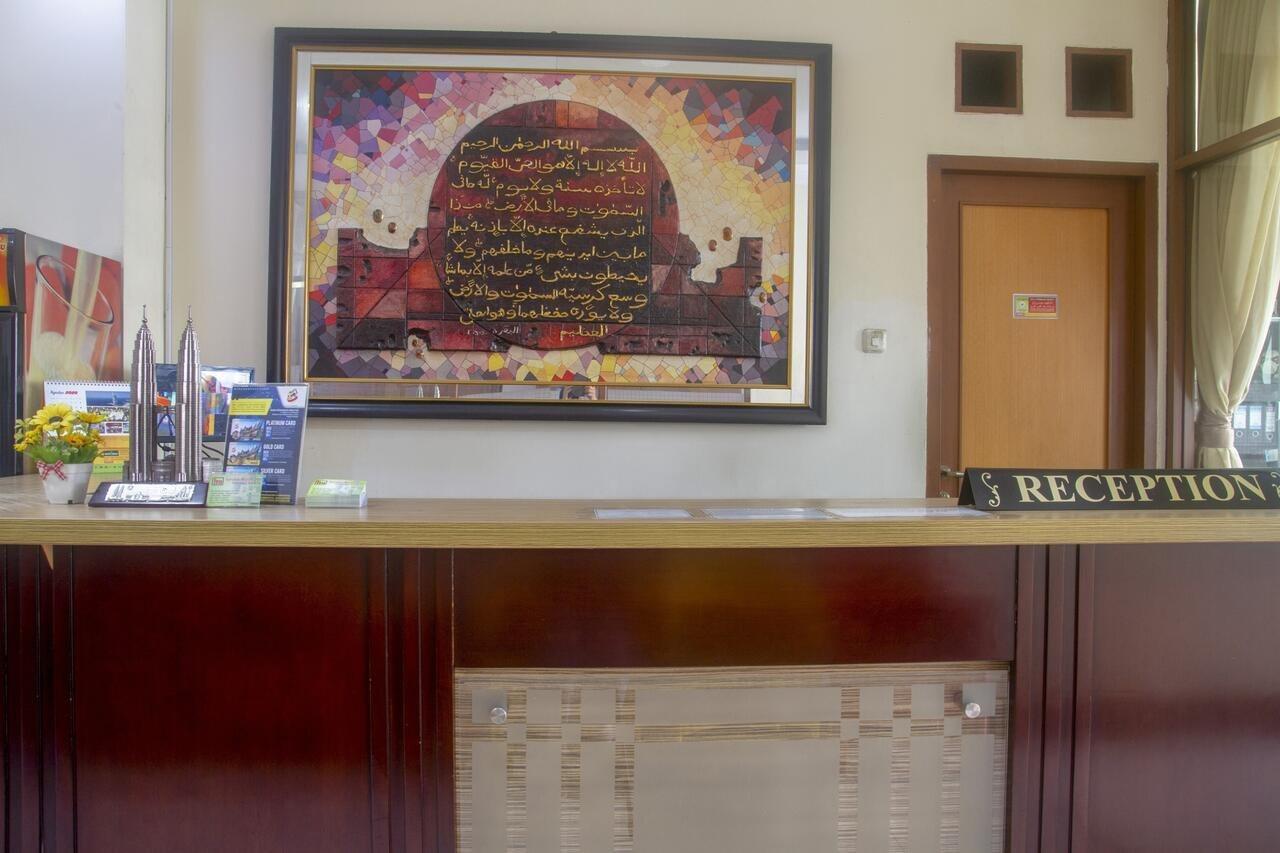 Oyo 3894 Karunia Muslim Syariah Hotel Джакарта Екстериор снимка