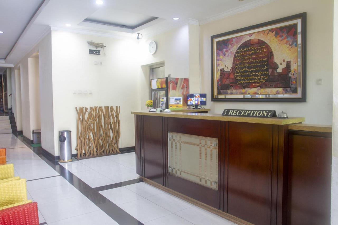Oyo 3894 Karunia Muslim Syariah Hotel Джакарта Екстериор снимка