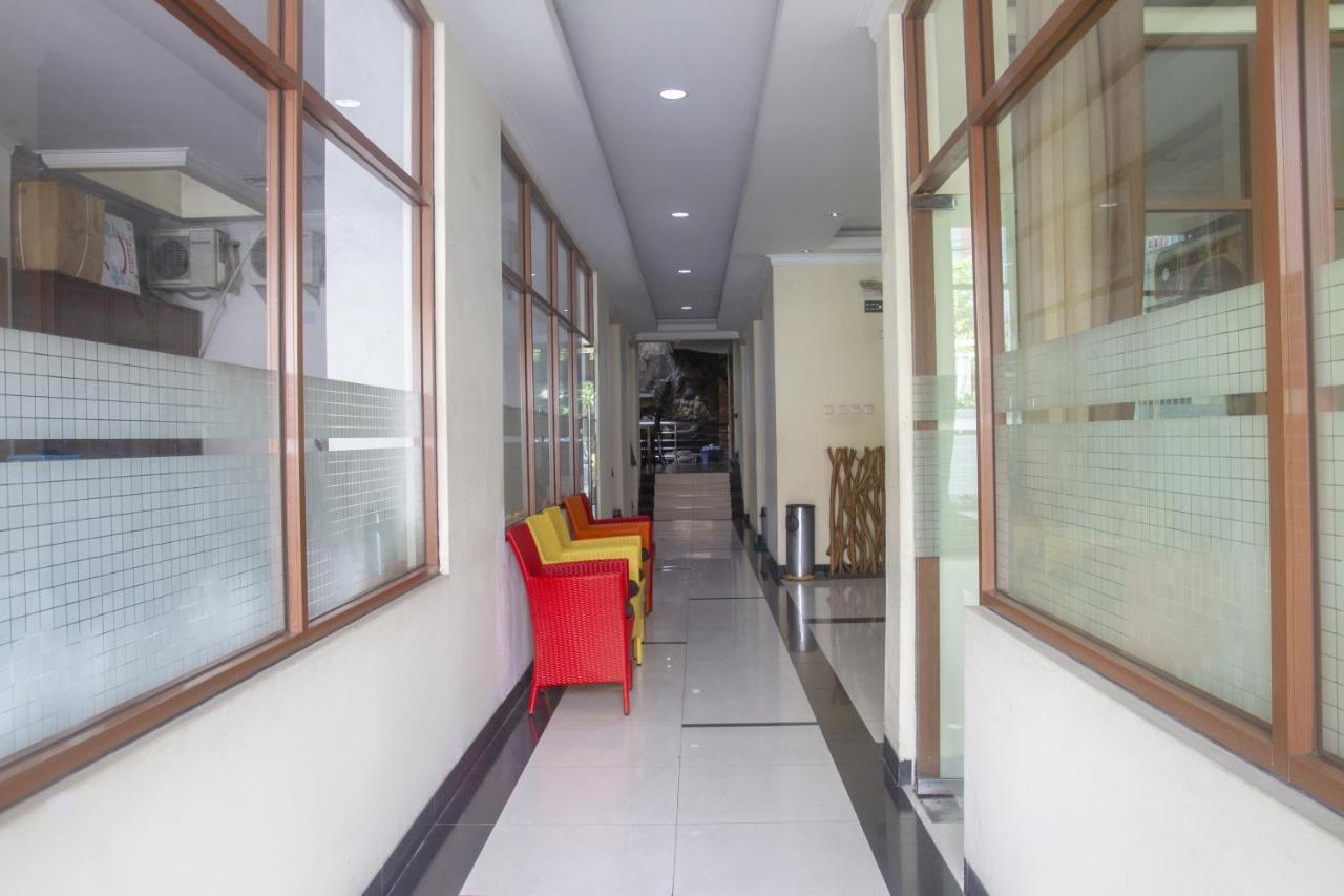 Oyo 3894 Karunia Muslim Syariah Hotel Джакарта Екстериор снимка
