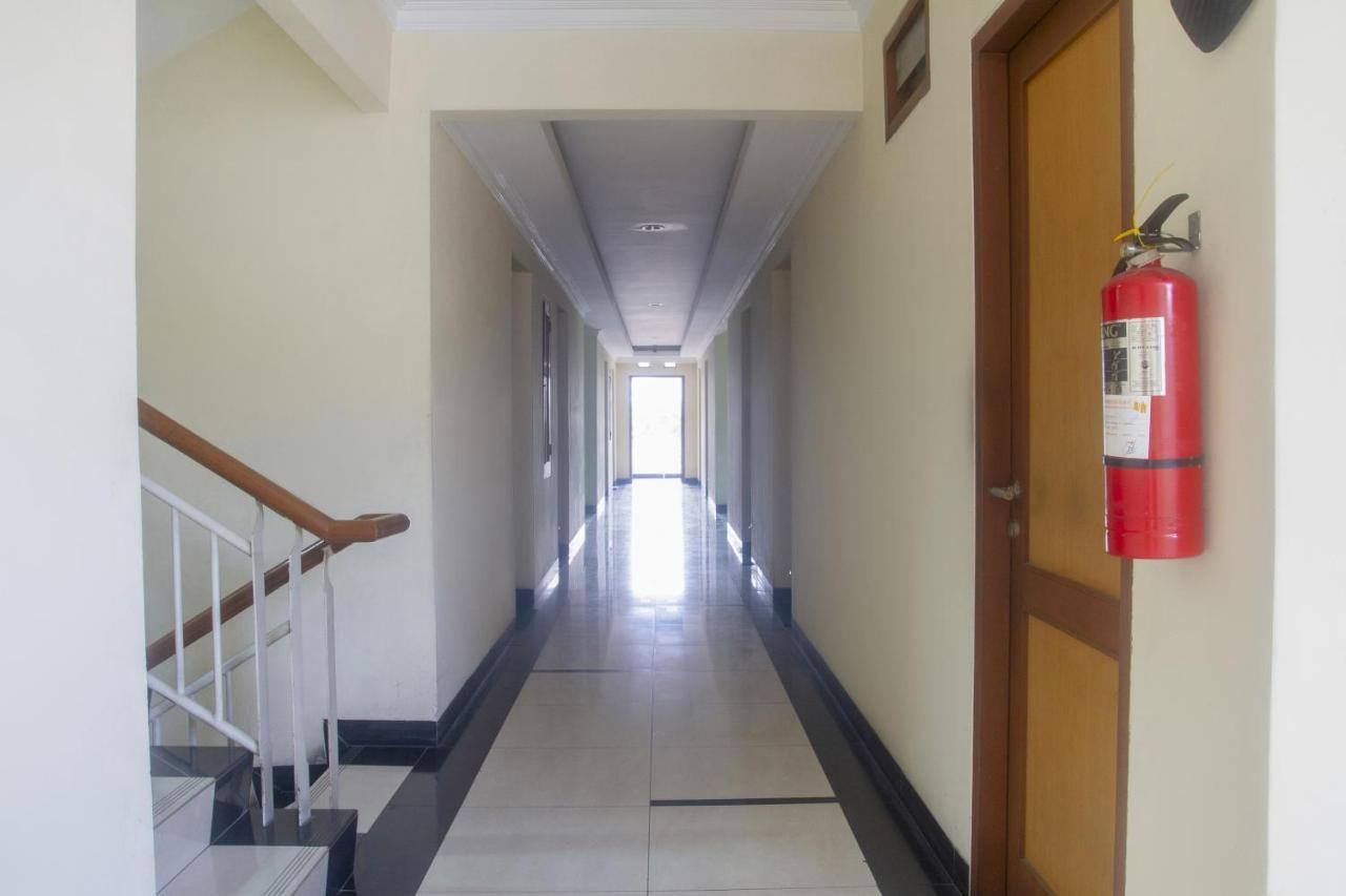 Oyo 3894 Karunia Muslim Syariah Hotel Джакарта Екстериор снимка