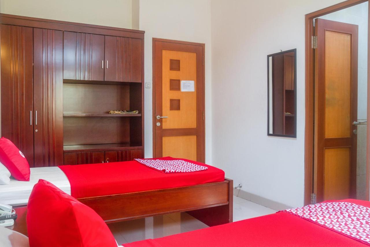 Oyo 3894 Karunia Muslim Syariah Hotel Джакарта Екстериор снимка