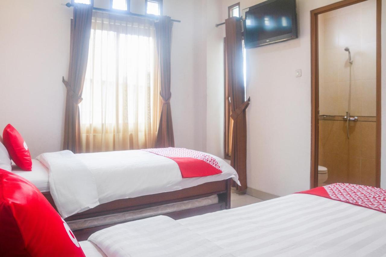 Oyo 3894 Karunia Muslim Syariah Hotel Джакарта Екстериор снимка