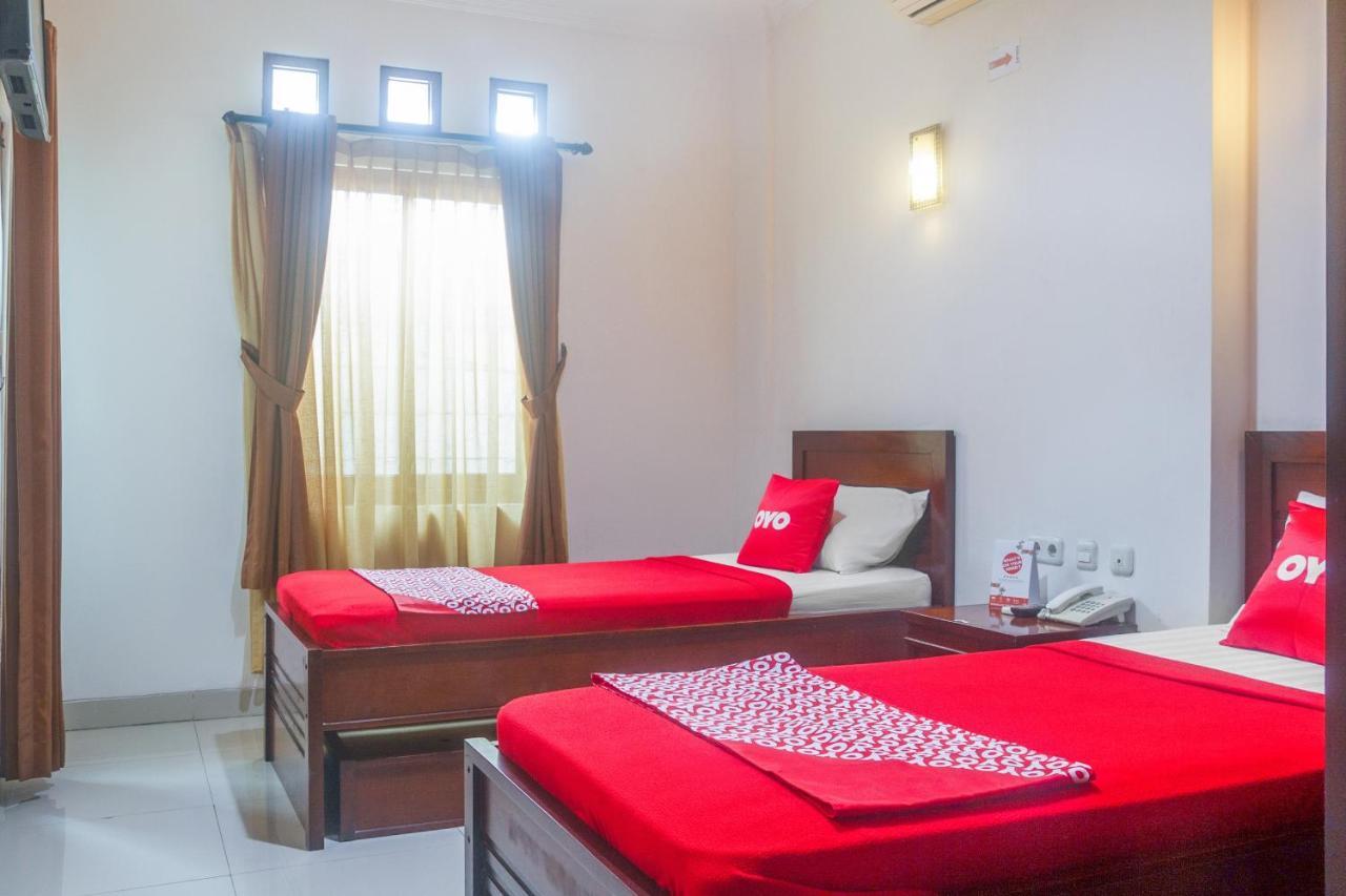 Oyo 3894 Karunia Muslim Syariah Hotel Джакарта Екстериор снимка