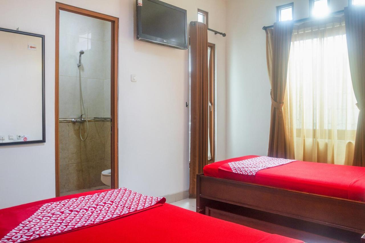 Oyo 3894 Karunia Muslim Syariah Hotel Джакарта Екстериор снимка
