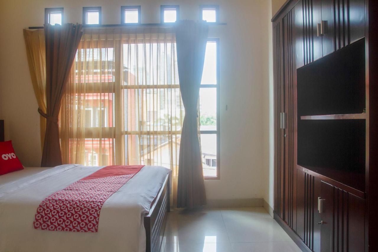 Oyo 3894 Karunia Muslim Syariah Hotel Джакарта Екстериор снимка