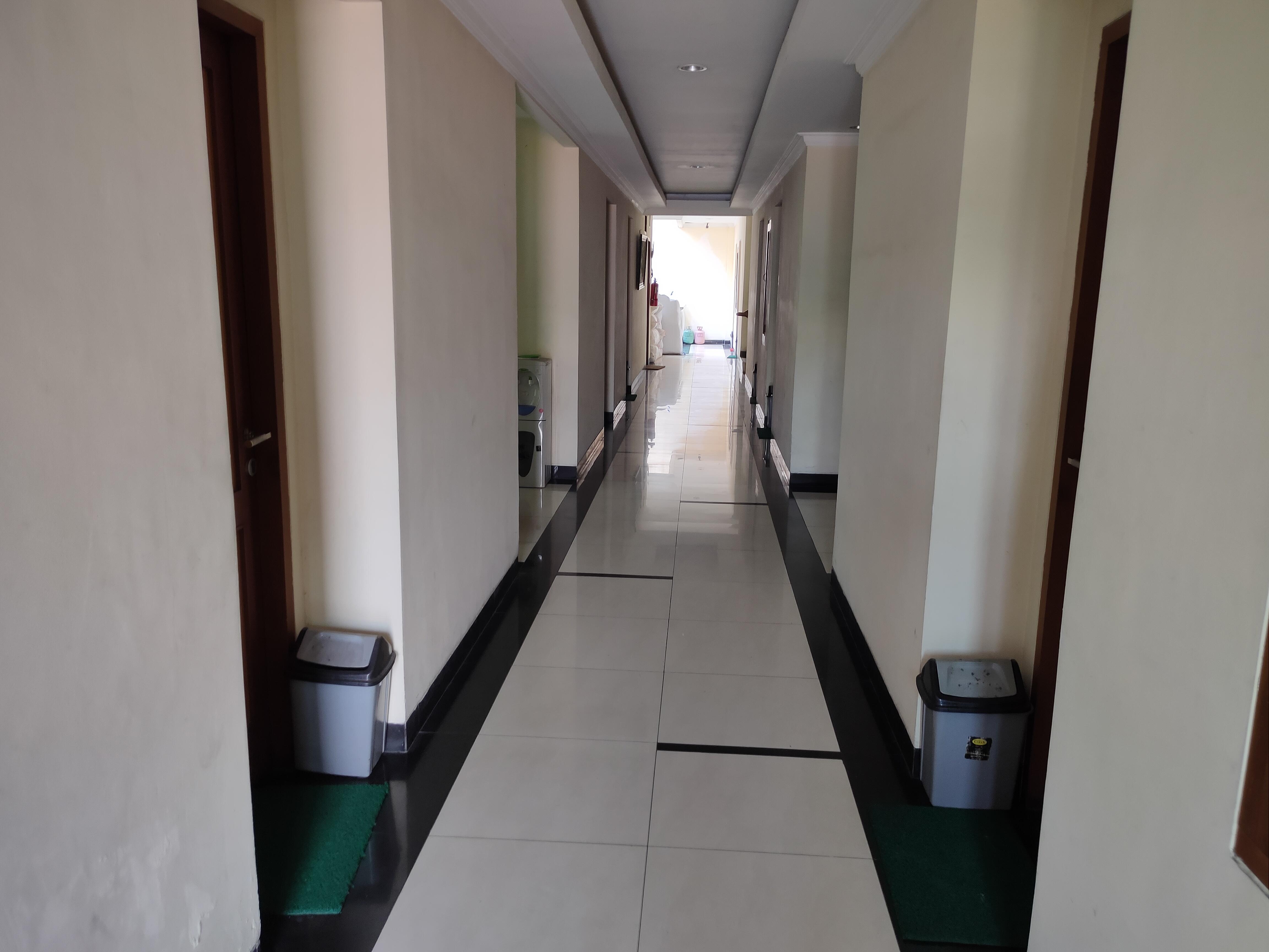 Oyo 3894 Karunia Muslim Syariah Hotel Джакарта Екстериор снимка