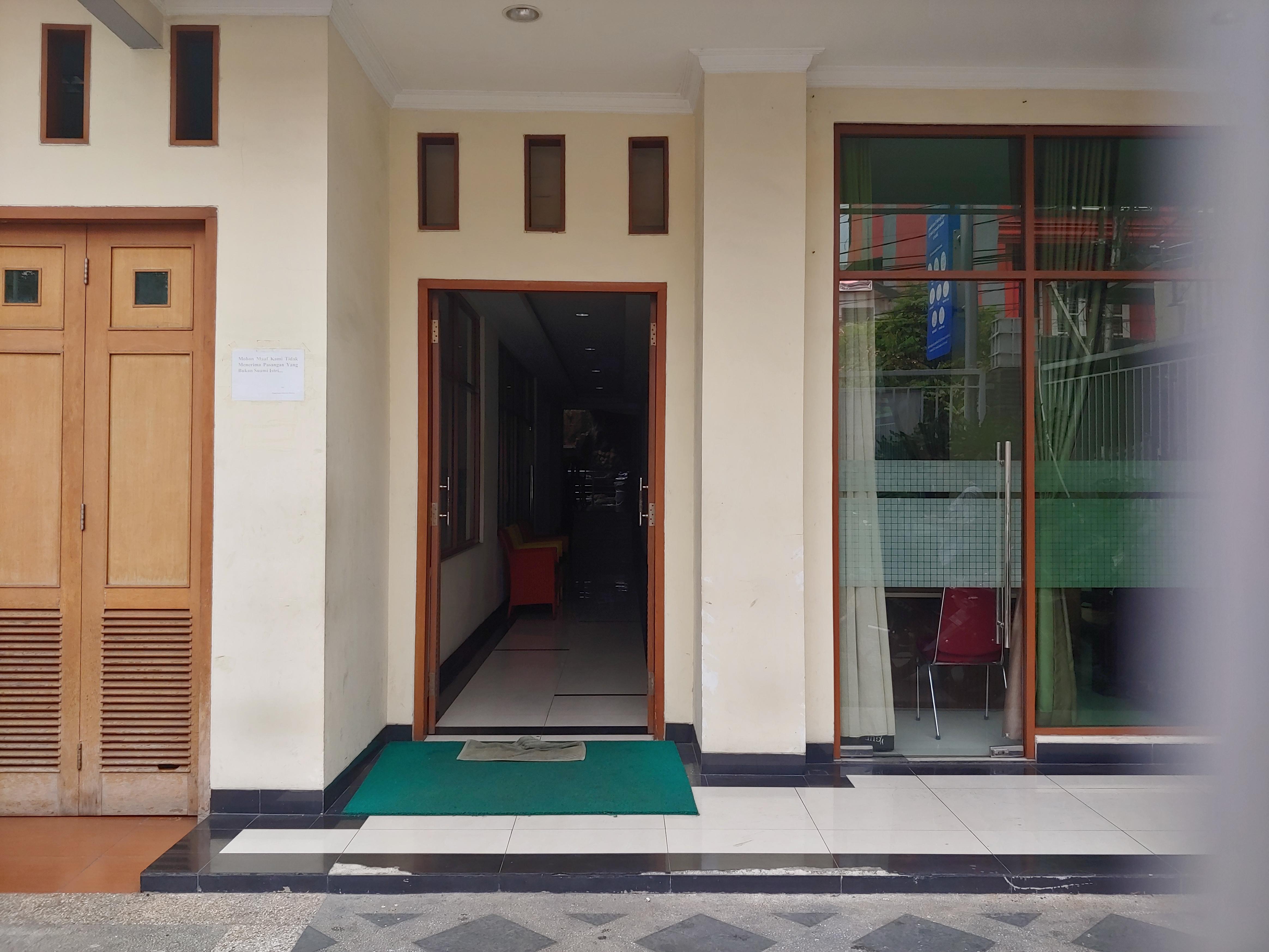 Oyo 3894 Karunia Muslim Syariah Hotel Джакарта Екстериор снимка
